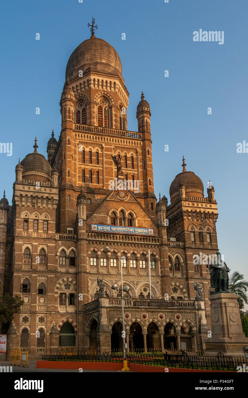 MUMBAI, India - 29 gennaio 2017 - BMC edificio comunale nella città di Mumbai, India. Architettura britannica e l'edificio storico in Mumbai Foto Stock