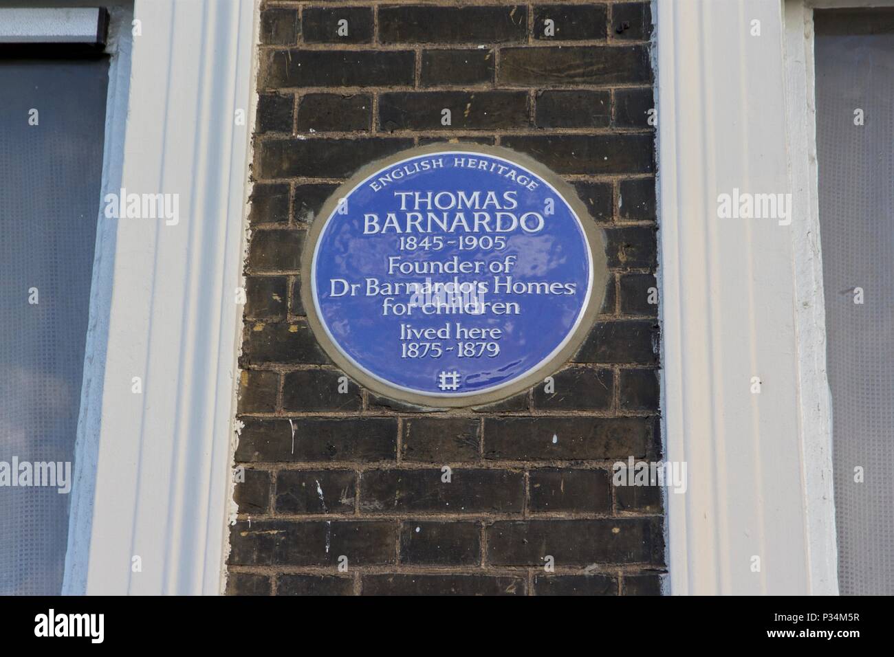 English Heritage targa blu per Thomas Barnado, il fondatore di Dr Barnado's case di accoglienza per i bambini che vivevano a 32 Bow Road, East London Foto Stock