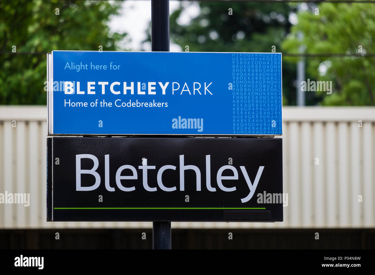 Bletchley Park segno sulla piattaforma della stazione di Bletchley, Buckinghamshire, Inghilterra, Regno Unito Foto Stock