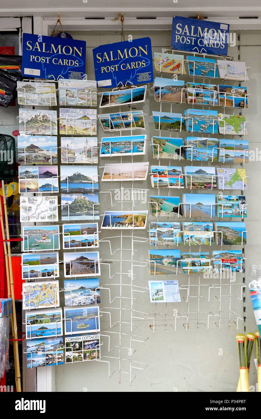 Close up di un rack di cartoline vacanza al di fuori di un negozio sul mare in Cornwall Inghilterra REGNO UNITO Foto Stock