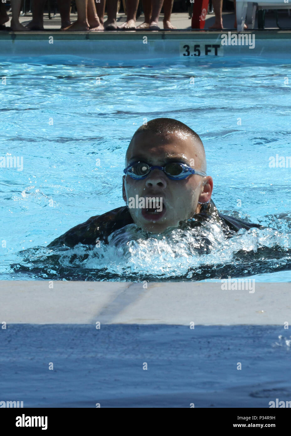 Una matricola cadet dal Navy Reserve Officers Training Corps presso la University of Colorado Colorado Springs si prepara a tirare verso di sé sul ponte dopo il nuoto la gamba di un relè a Fort Carson, Colorado, Agosto 16, 2017. (U.S. Esercito foto di Pvt. Cheyenne Smith) Foto Stock