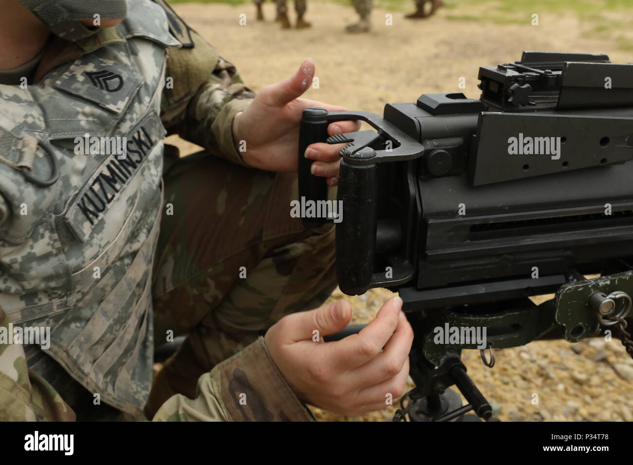 Warrior si prepara a fuoco la M19 durante la M19 e A4 evento al 2018 U.S. La riserva di esercito guerriero migliore concorrenza a Fort Bragg, Carolina del Nord, 12 giugno 2018. L'estenuante, sfaccettata concorrenza valutata U.S. La riserva di esercito di soldati nel ruck marzo, l'eccellenza in concorrenza gamma pistola, forze armate tedesche Proficiency Badge e molti altri eventi con più sfide a venire. (U.S. La riserva di esercito foto di Spc. Devin A. Patterson) (rilasciato) Foto Stock