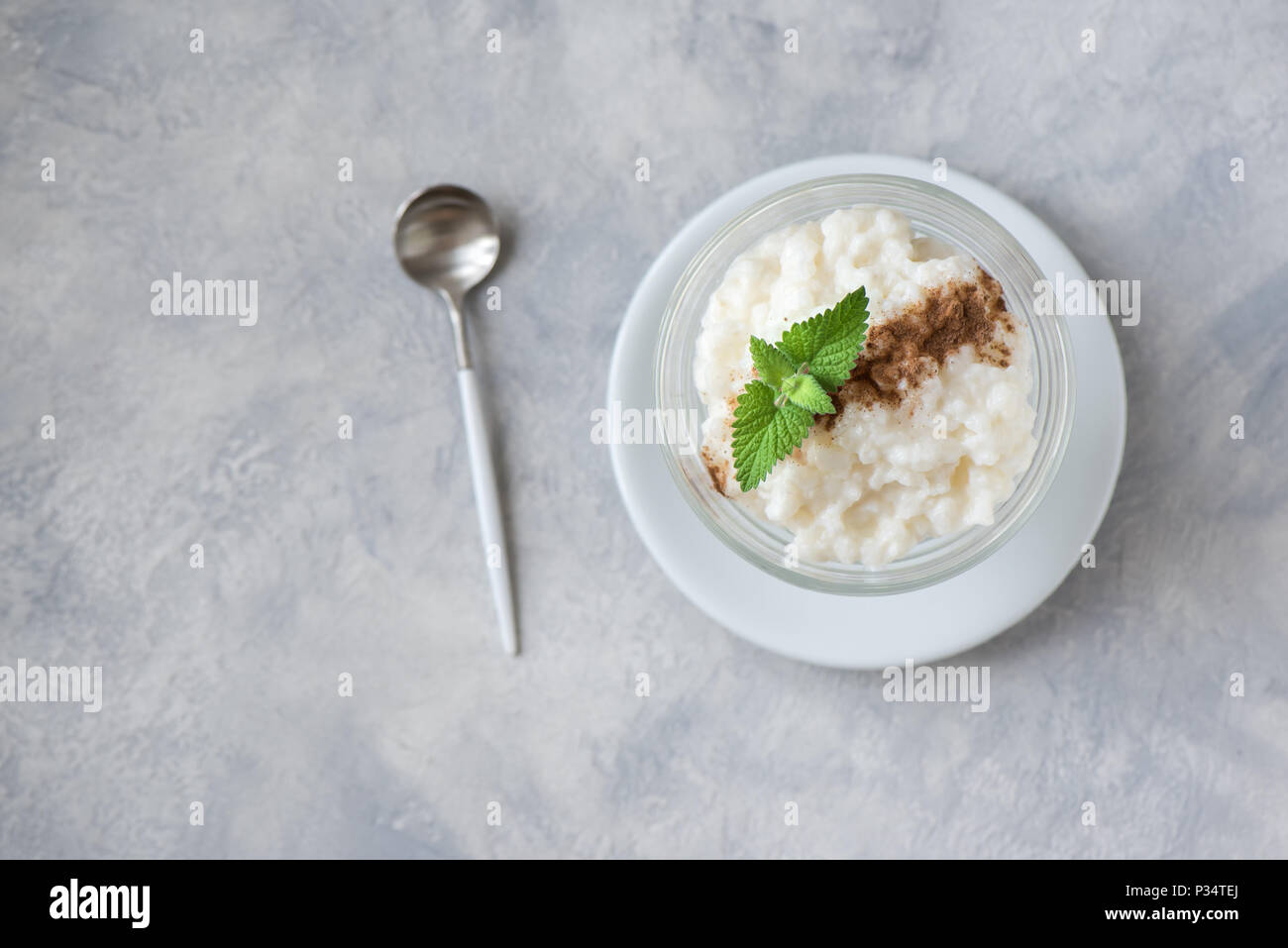 Budino di riso con cannella. Una sana tradizionale dessert fatti in casa o la prima colazione - budino di riso, copia dello spazio. Foto Stock