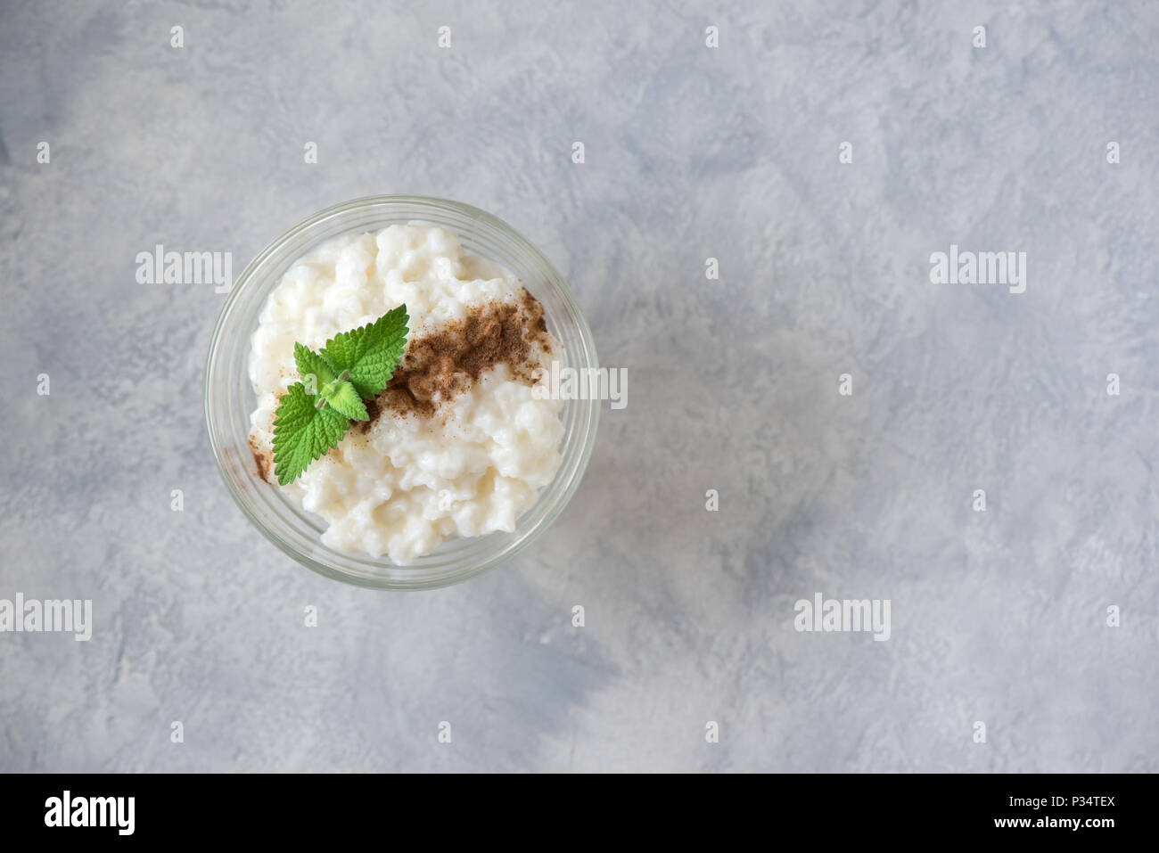 Budino di riso con cannella. Una sana tradizionale dessert fatti in casa o la prima colazione - budino di riso, copia dello spazio. Foto Stock