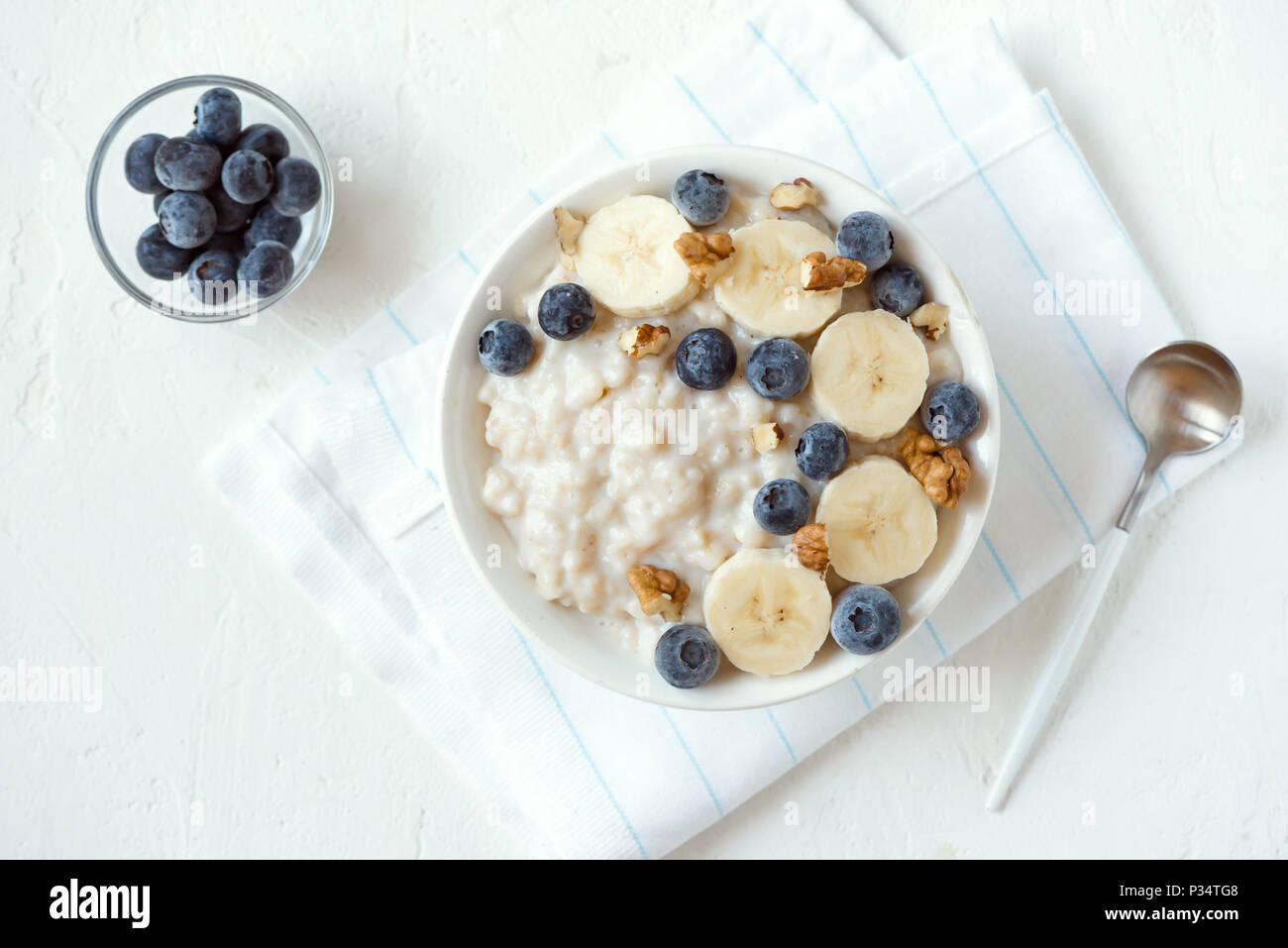Farina di avena porridge con noci, mirtilli e banana in vaso - sana prima  colazione biologica, avena con frutta, miele e noci Foto stock - Alamy
