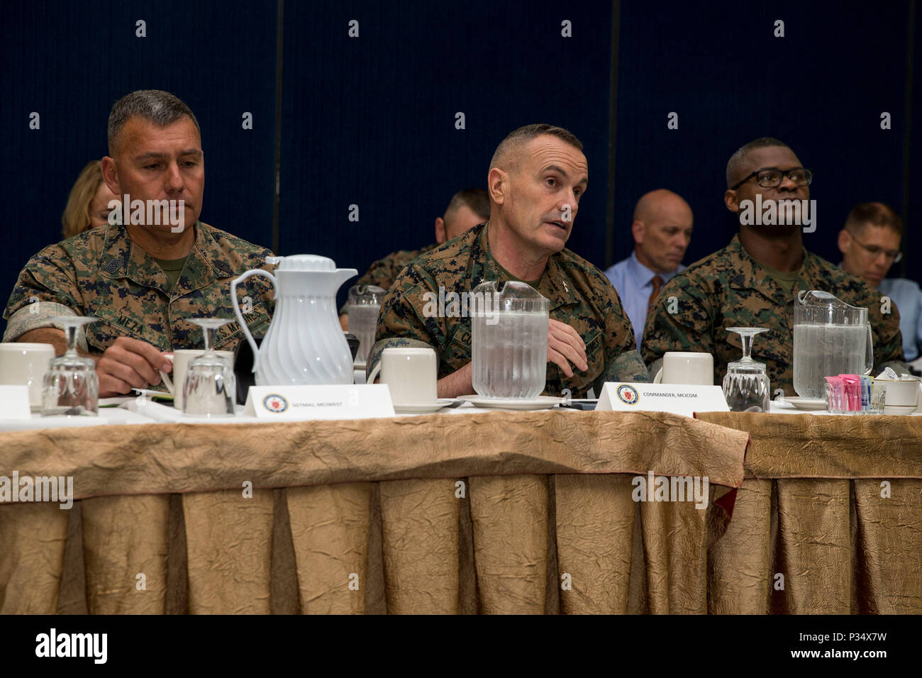 Marine Corps installations Command è un'organizzazione del corpo dei Marines degli Stati Uniti responsabile della gestione dell'installazione e del supporto delle strutture in tutte le basi dei Marines. Il 13 giugno 2018 il comandante generale si è rivolto ai membri del Marine Installations Board del Marine Corps base Camp Lejeune, durante un forum di tre giorni che ha discusso le questioni infrastrutturali e logistiche. L'immagine di archivio documenta una sessione di leadership relativa alla gestione dell'installazione. Foto Stock