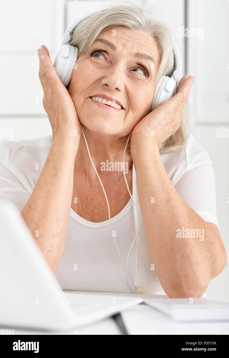 Senior donna che lavorano a tavola Foto Stock