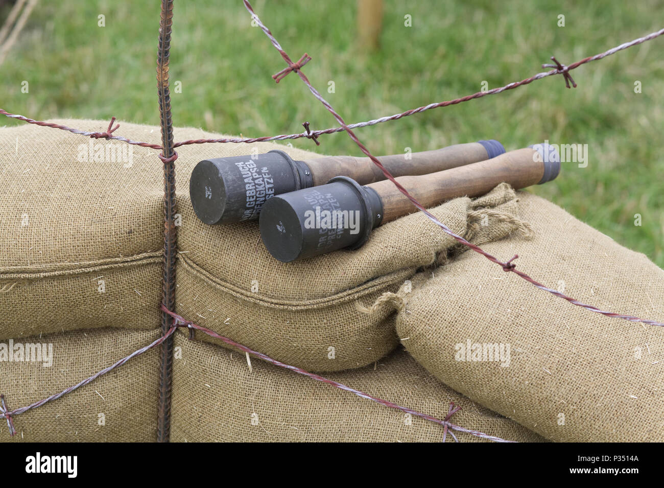 I cimeli di guerra, bombe a mano sui sacchetti di sabbia Foto Stock