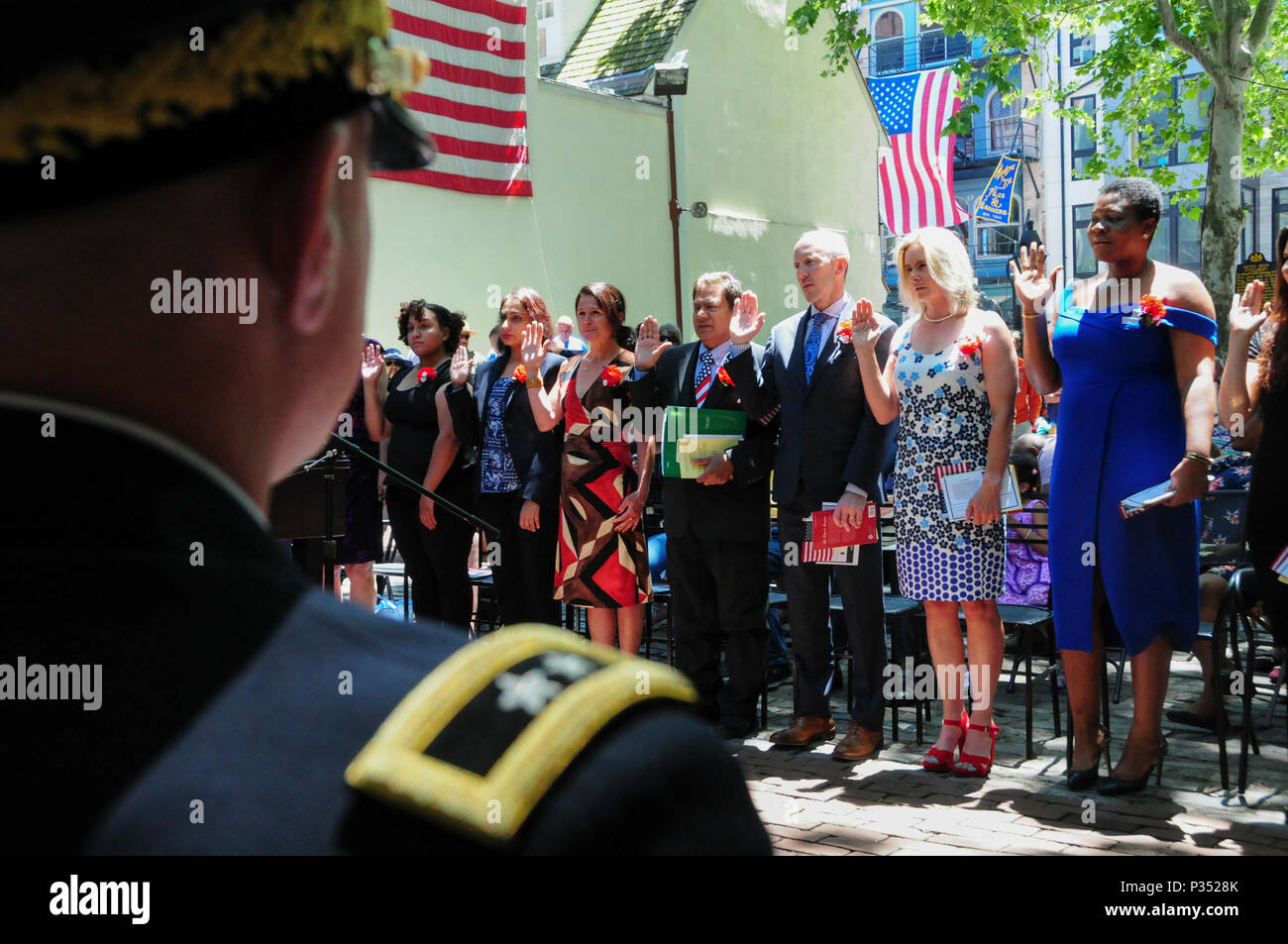 Il Mag. Gen. Troy Kok, il 99th Readiness comandante della divisione, osserva 13 individui di diventare cittadini americani durante una cerimonia di naturalizzazione al Betsy Ross House, 14 giugno. Il tredici persone provenienti dal Canada, Repubblica Dominicana, Germania, Grecia, India, Giamaica, Polonia e Regno Unito. (U.S. La riserva di esercito Foto di Sgt. Betania L. Huff) Foto Stock