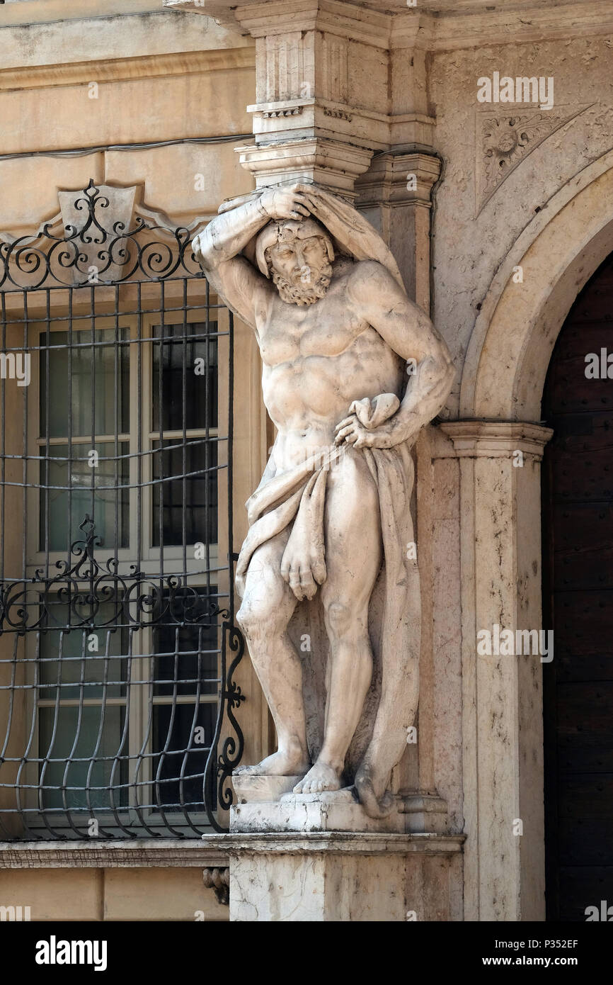 Statua di Ercole all'ingresso del XVIII secolo il Palazzo Vescovile (Palazzo dei Vescovi) nel centro storico di Mantova Foto Stock