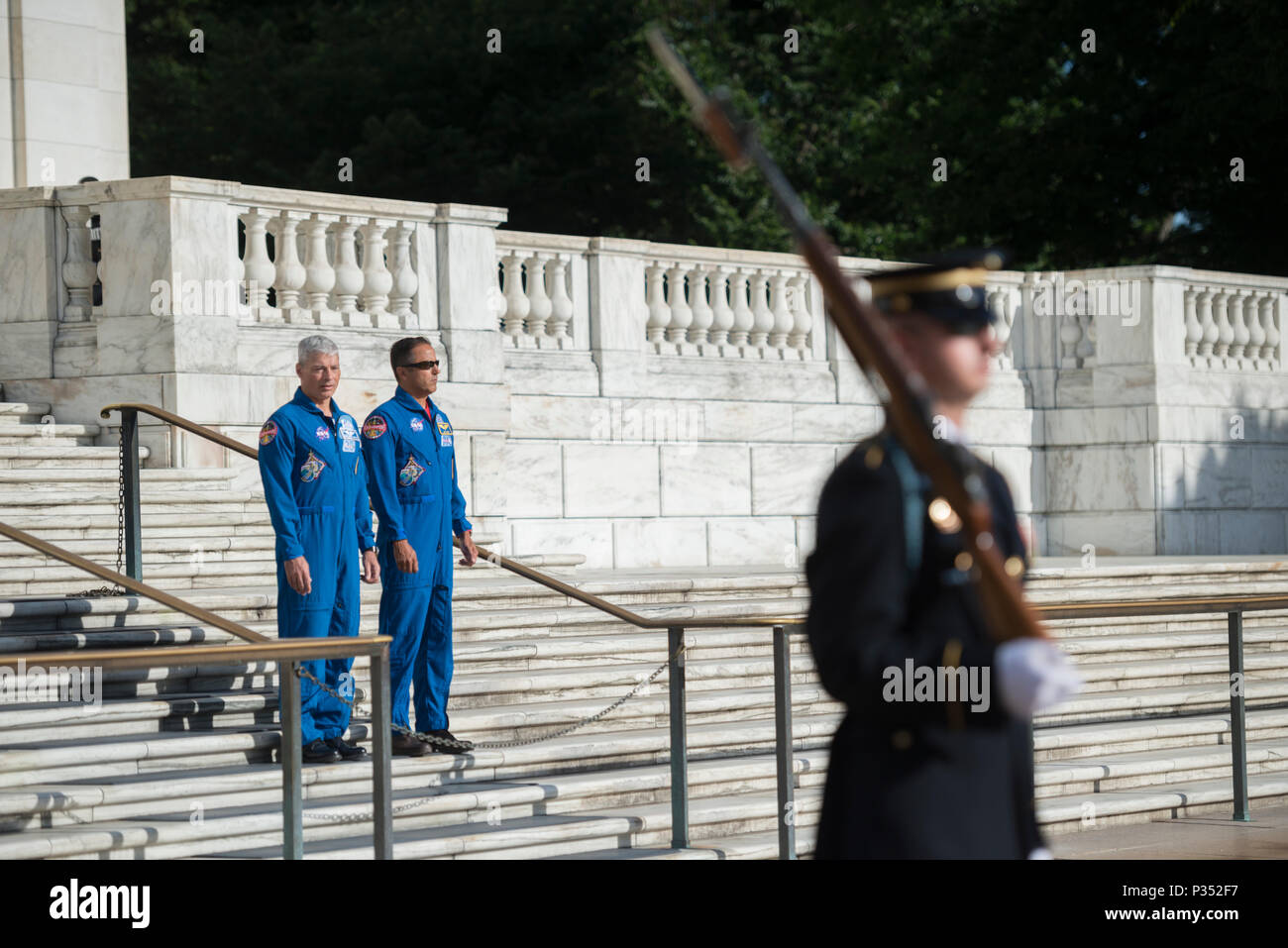 Gli astronauti della NASA Mark Vande Hei (sinistra) e Joe Acaba (destra) guarda la cerimonia del Cambio della guardia presso la tomba del Milite Ignoto presso il Cimitero Nazionale di Arlington Arlington, Virginia, 15 giugno 2018. Mentre a ANC, Vande Hei e Acaba presentato al Col. Jerry Farnsworth, capo del personale, il Cimitero Nazionale di Arlington e l esercito nazionale i cimiteri militari, un ANC Patch dipendente che era volato a bordo della Stazione Spaziale Internazionale (ISS) durante spedizioni 53/54. Essi hanno inoltre presentato Col. Jason Garkey, comandante Regimental, 3d U.S. Reggimento di Fanteria (la vecchia guardia), con una tomba Guard Identificatio Foto Stock