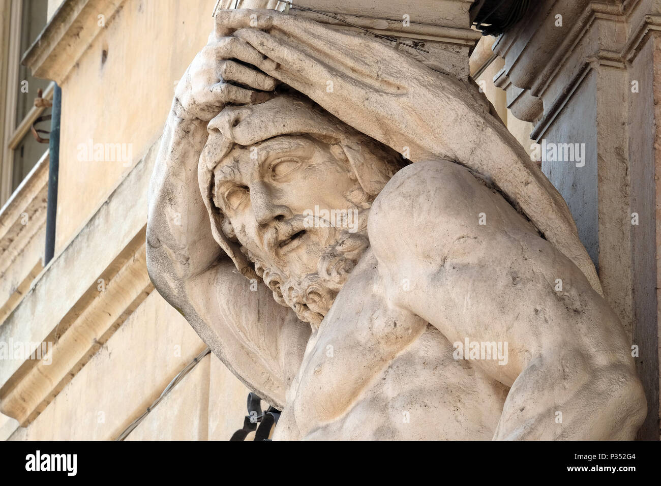 Statua di Ercole all'ingresso del XVIII secolo il Palazzo Vescovile (Palazzo dei Vescovi) nel centro storico di Mantova Foto Stock