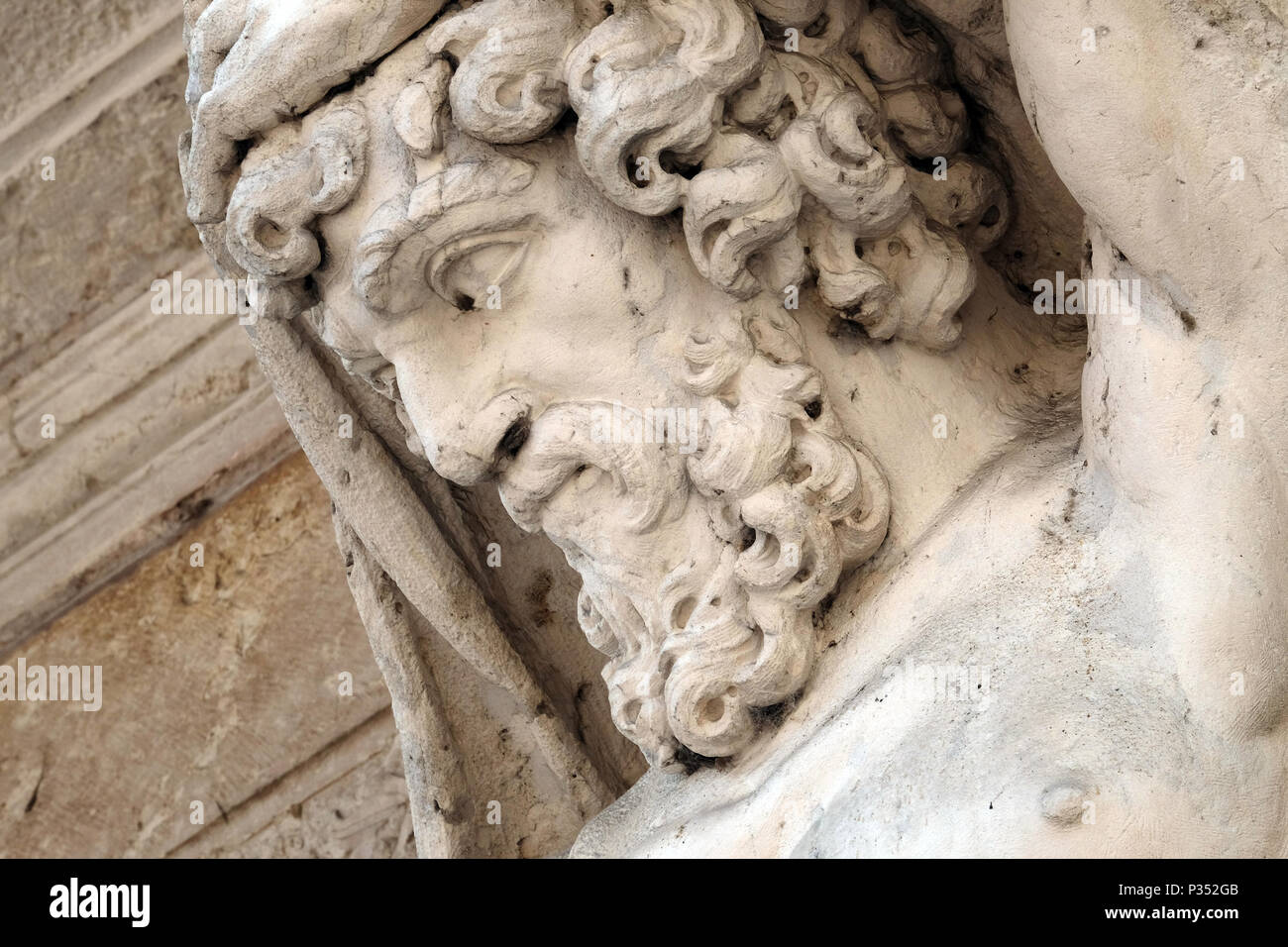 Statua di Ercole all'ingresso del XVIII secolo il Palazzo Vescovile (Palazzo dei Vescovi) nel centro storico di Mantova Foto Stock