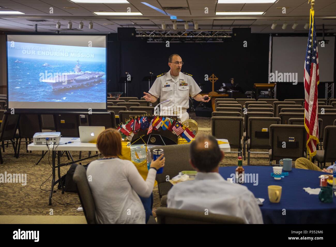 180615-N-SH284-0010 Chattanooga, Tennessee (15 giugno 2018) della Cmdr. Paul Seitz, comandante, USS Tennessee (SSBN 734) Equipaggio di blu, e Broomfield, Colo., nativo, fornisce una panoramica di ciò che la marina militare sta facendo oggi durante una presentazione per la colazione di Chattanooga Rotary Club al Rivermont Chiesa Presbiteriana durante la Marina Militare di Chattanooga settimana. Navy settimane sono progettati per collegare il pubblico con i marinai della marina militare, i programmi e le apparecchiature in tutto il paese. Ogni anno, America's Navy viene a casa a circa 15 città in tutto il paese per mostrare gli Americani perché avente una forte Marina è critica per la A Foto Stock