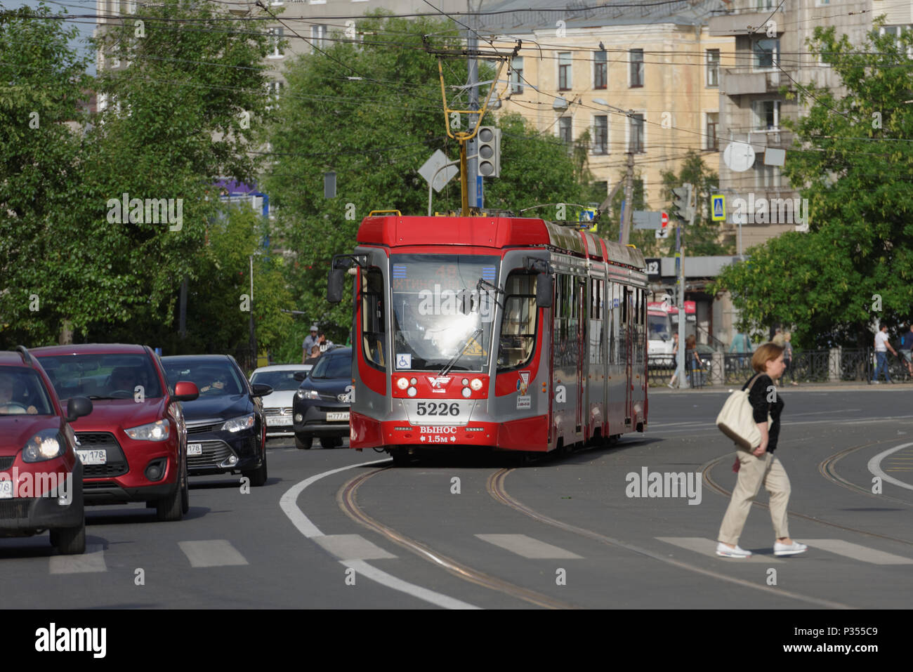 San Pietroburgo, Russia - 16 Giugno 2018: il moderno tram prodotta da Ust-Katavsky vagoni ferroviari la costruzione di impianti su linea 48 quali servizi la direzione a Sa Foto Stock