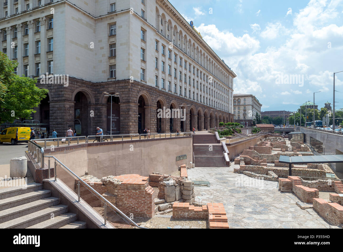 SOFIA, BULGARIA - 7 giugno 2018: piazza Nezavisimost Ploshtat con la costruzione dell'ex partito comunista Foto Stock