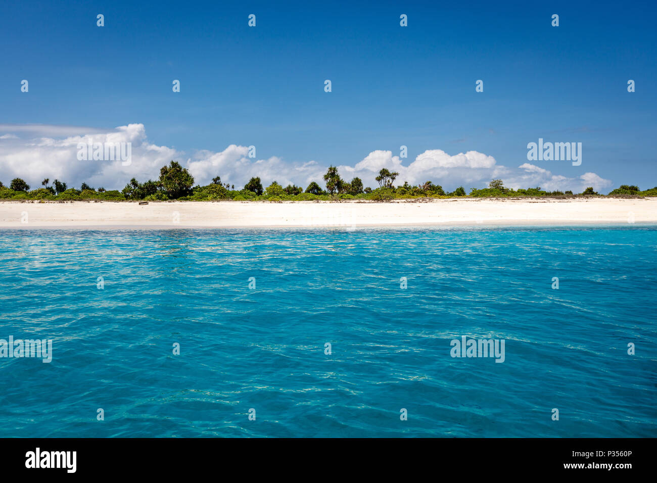 Dintorni dell'Isola Menjangan, Occidentale di Bali, Indonesia. Seascape, Oceano Indiano, acqua nuvole. Foto Stock