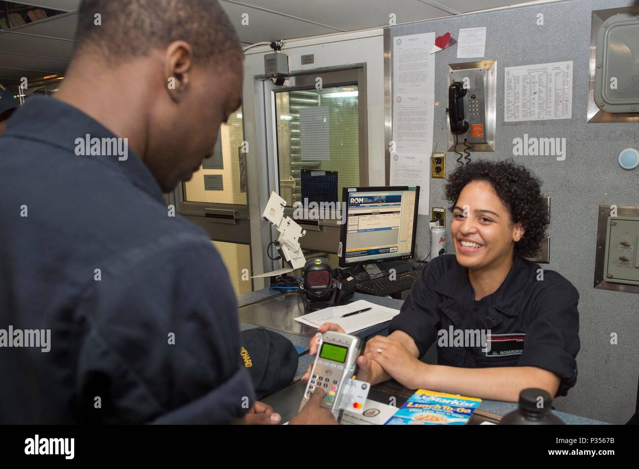 180611-N-FF029-003 SAN DIEGO (12 giugno 2018) della nave marinaio Veteran Jasmine Richardson, da Queens, N.Y., assiste un marinaio con una transazione presso la nave principale negozio di assalto anfibio nave USS Bonhomme Richard (LHD 6). Bonhomme Richard è attualmente nella sua homeport di San Diego, in preparazione per una prossima distribuzione programmata. (U.S. Foto di Marina di Massa lo specialista di comunicazione di terza classe Daniel Charest) Foto Stock