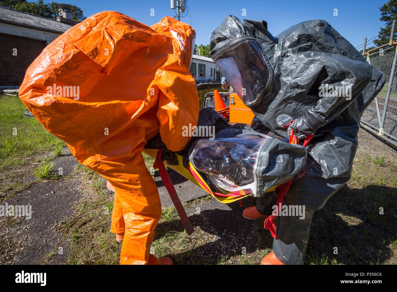 Stati Uniti Sondaggio dell esercito i membri del team con il ventunesimo armi di distruzione di massa supporto Destruction-Civil Team (XXI WMD-CST), New Jersey Guardia nazionale, luogo ferito simulato Sgt. Joseph A. Bercovic su un veicolo durante un esercito Nord incaricato della formazione valutazione delle capacità a Naval Weapons Station Earle, Colts collo, N.J., 12 giugno 2018. Il ventunesimo WMD-CST supporta le autorità civili a uomo o a catastrofi naturali mediante identificazione chimica, biologica, radioattiva e sostanze nucleari, così come valuta le conseguenze, consigli su misure di risposta e assiste nella richiesta di follow-su forze. (New Jersey Na Foto Stock