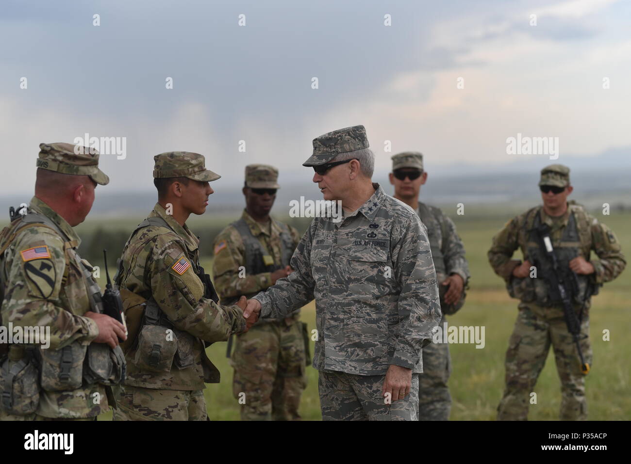 Arkansas' aiutante generale, il Mag. Gen. Mark H. Berry, visite Arkansas di soldati a Camp Guernsey, Wyoming durante un multi-campo dello stato di formazione di artiglieria esercizio operazione denominata Western sciopero. Vari elementi dall'Arkansas esercito Guardia Nazionale erano presenti a Camp Guernsey per l'esercitazione. (U.S. Esercito nazionale Guard photo by Staff Sgt. Kelvin M. verde) Foto Stock
