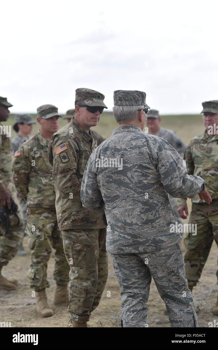 Arkansas' aiutante generale, il Mag. Gen. Mark H. Berry, visite Arkansas di soldati a Camp Guernsey, Wyoming durante un multi-campo dello stato di formazione di artiglieria esercizio operazione denominata Western sciopero. Vari elementi dall'Arkansas esercito Guardia Nazionale erano presenti a Camp Guernsey per l'esercitazione. (U.S. Esercito nazionale Guard photo by Staff Sgt. Kelvin M. verde) Foto Stock