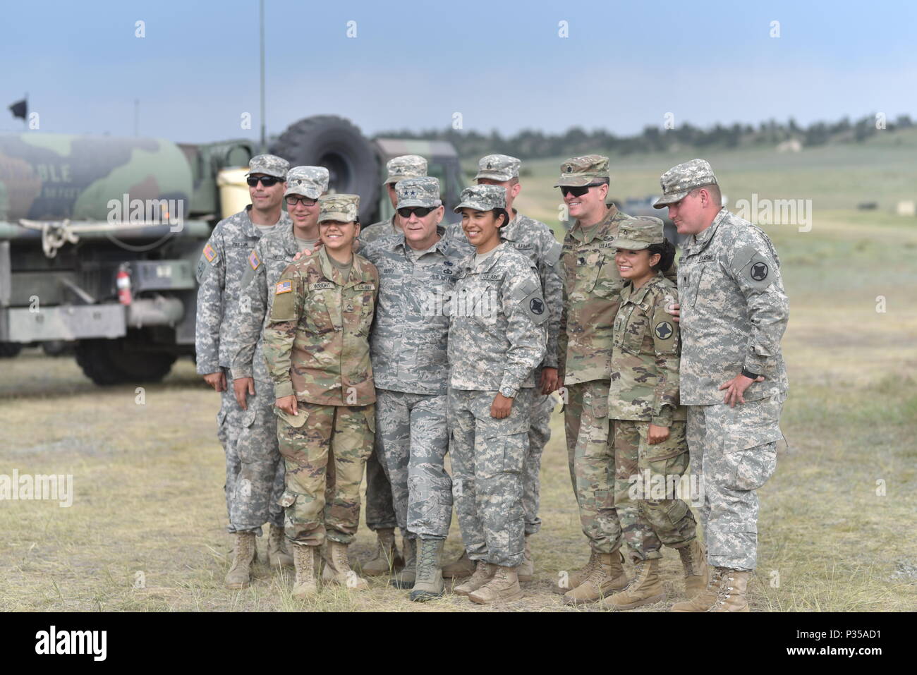 Arkansas' aiutante generale, il Mag. Gen. Mark H. Berry, visite Arkansas di soldati a Camp Guernsey, Wyoming durante un multi-campo dello stato di formazione di artiglieria esercizio operazione denominata Western sciopero. Vari elementi dall'Arkansas esercito Guardia Nazionale erano presenti a Camp Guernsey per l'esercitazione. (U.S. Esercito nazionale Guard photo by Staff Sgt. Kelvin M. verde) Foto Stock