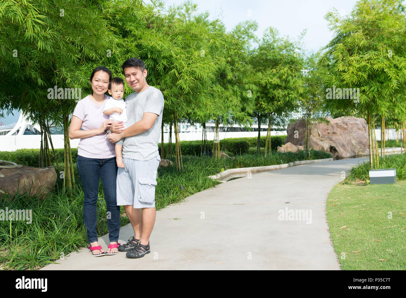 Giovani asiatici famiglia cinese per esterno Foto Stock