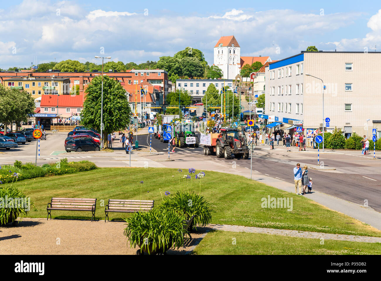 Ronneby, Svezia - 15 Giugno 2018: diploma di scuola secondaria superiore il giorno di graduazione. Processione dei veicoli che sfilano per le strade con la laurea studenti su Foto Stock