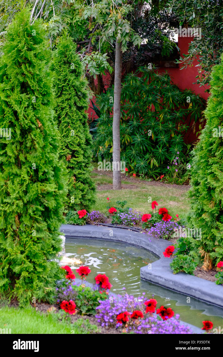 Il Tudor giardino sul tetto di Kensington Gardens Situato al di sopra di Kensington High Street, precedentemente noto come Derry & Toms giardini sul tetto. Ora definitivamente chiuso Foto Stock