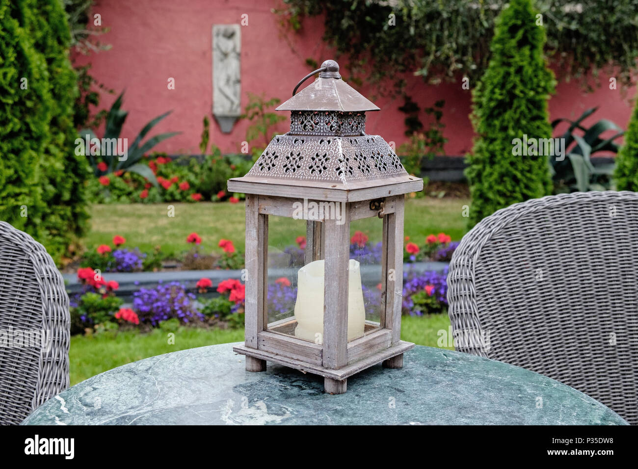 Candela decorativo su un tavolo da giardino a Kensington giardini sul tetto situato al di sopra di Kensington High Street, precedentemente noto come Derry & Toms giardini sul tetto. Foto Stock