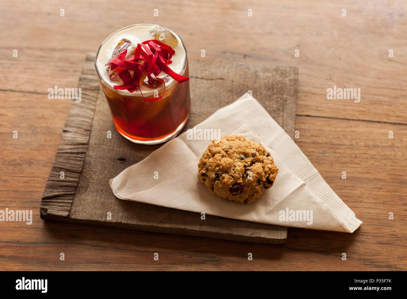 Il freddo a preparare il caffè con rosewater e una farina di avena rasin cookie Foto Stock