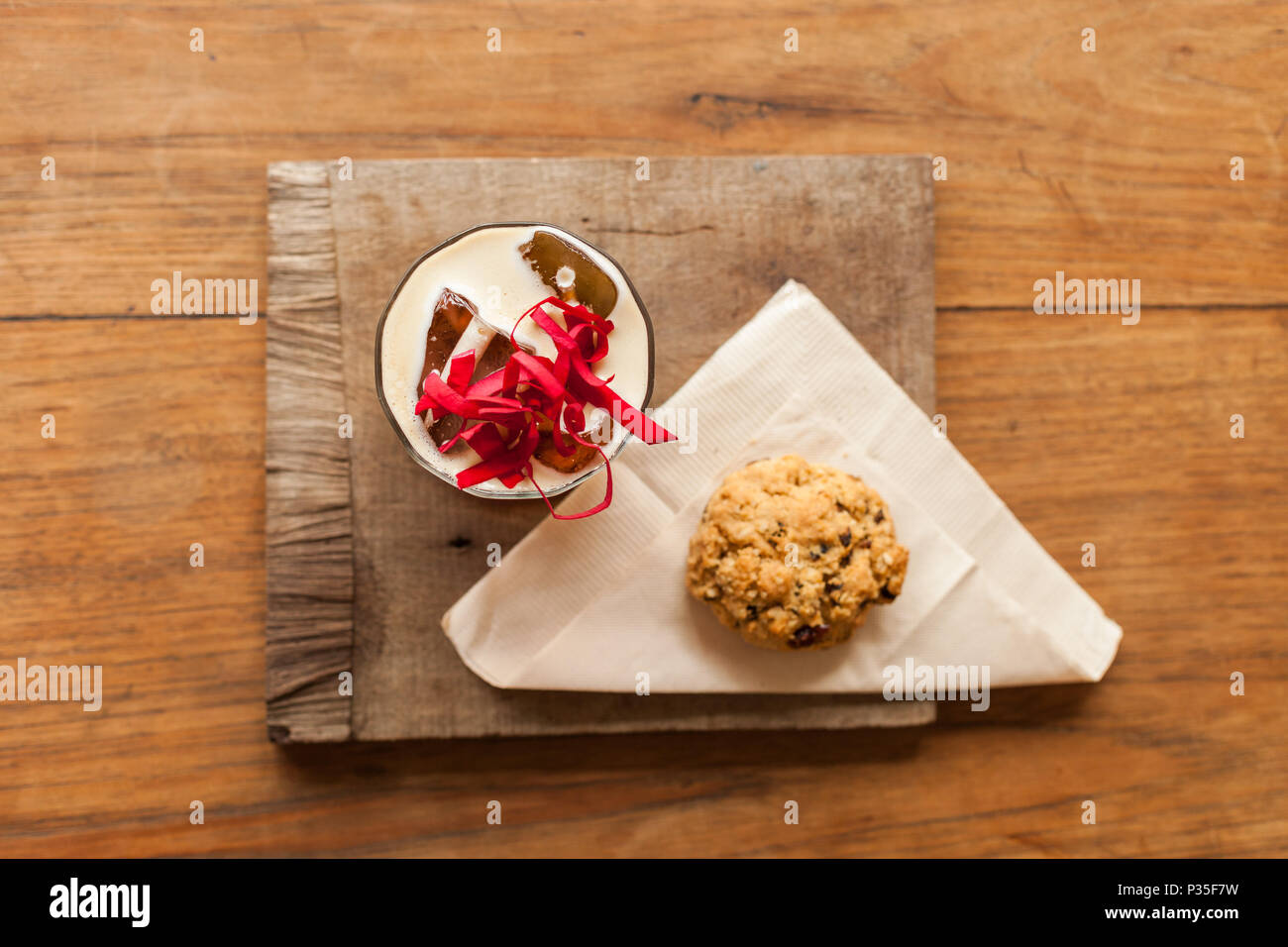 Il freddo a preparare il caffè con rosewater e una farina di avena rasin cookie Foto Stock