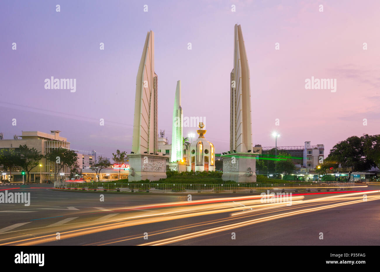 Velocità del traffico passato Bangkok alla democrazia del monumento al crepuscolo Foto Stock