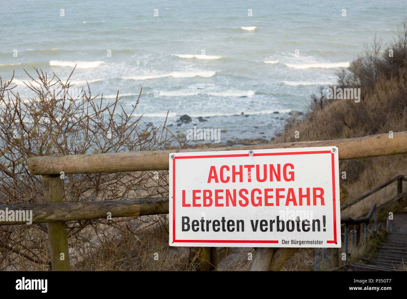 Breege, in Germania, in segno di avvertimento sulla ripida costa di Cape Arkona Foto Stock