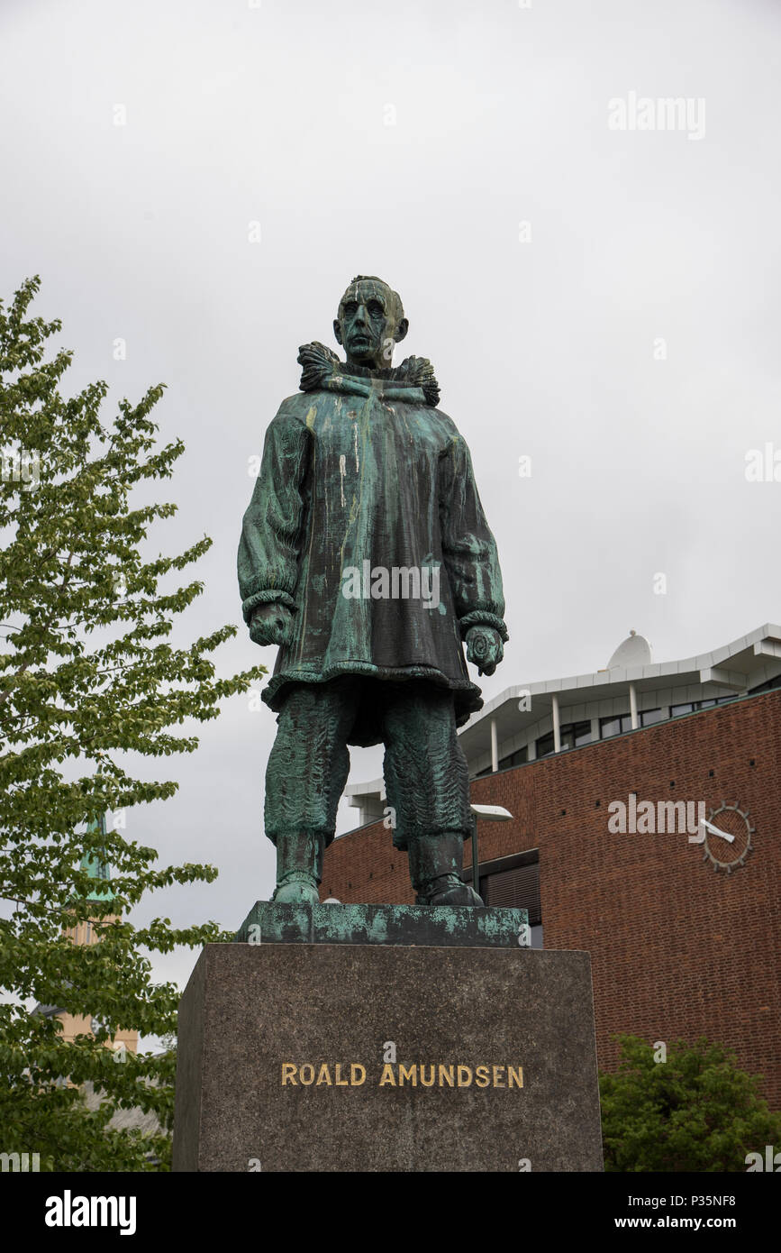 Un monumento di Roald Amundsen che fu il primo a raggiungere entrambi i poli. Foto Stock
