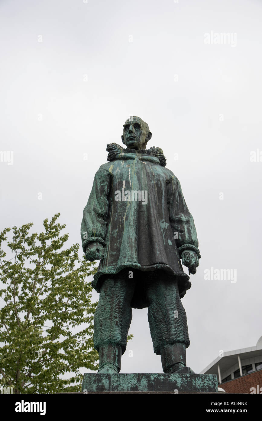 Un monumento di Roald Amundsen che fu il primo a raggiungere entrambi i poli. Foto Stock