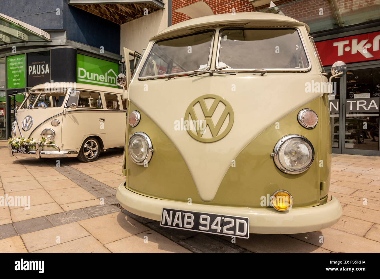 Un 1969 in split-screen 1600CC VW van PHJ 268E e 1966 in split-screen 1600CC VW van sul display a Horsham confettura di prugne (2018) - Horsham, West Sussex, Regno Unito. Foto Stock