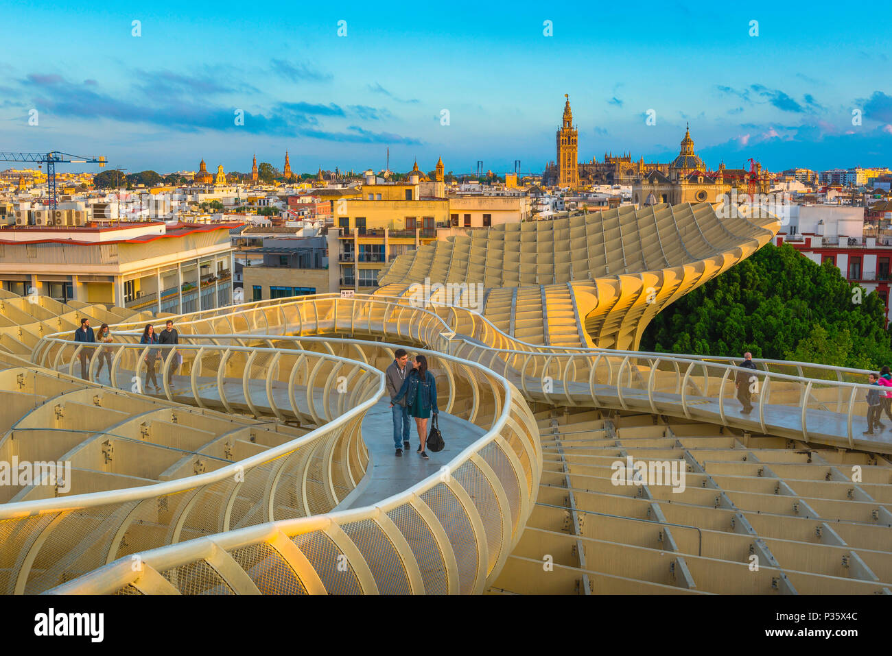 Siviglia Metropol Parasol, vista dello skyline di una giovane coppia  camminando sul ponte Sky del Metropol Parasol (Las Setas) a Siviglia in  Spagna Foto stock - Alamy