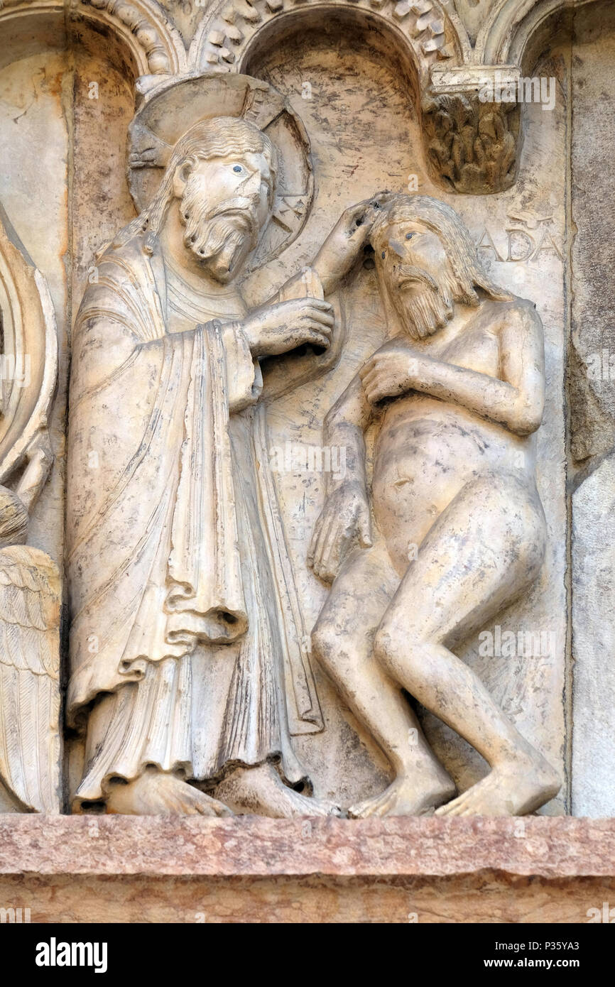 Piastra con Storie della Genesi: Creazione di Adamo sollievo da Wiligelmo, Cattedrale di Modena, Italia Foto Stock