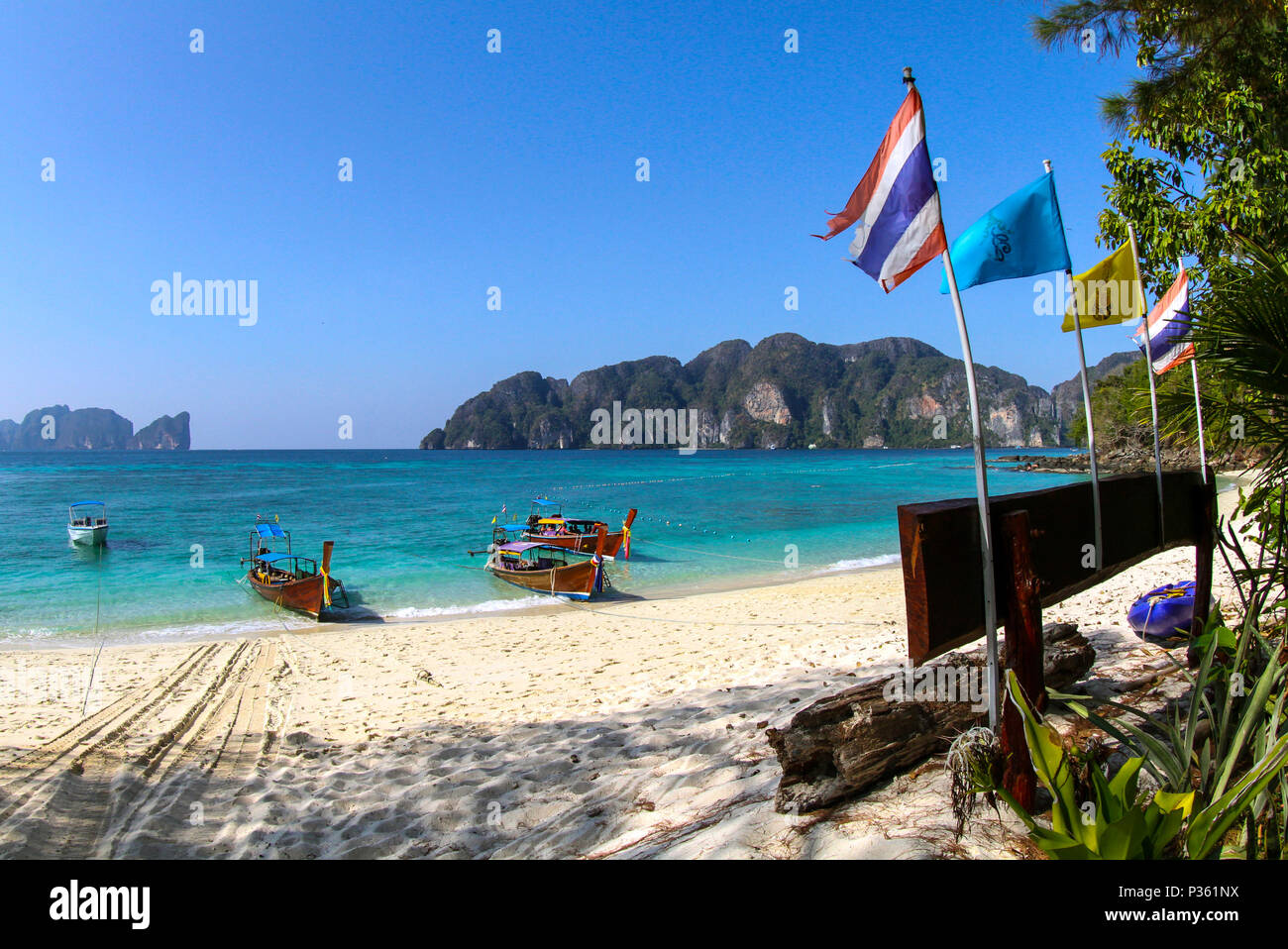 Coda lunga barche su una spiaggia di Ko Phi Phi Don e Phi Phi Islands, Thailandia Foto Stock