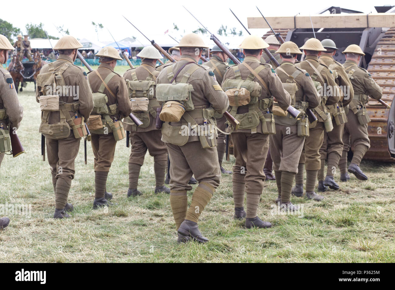Guerra Mondiale 11 soldati che marciano alla guerra dietro un Mark IV serbatoio Lodestar III Foto Stock