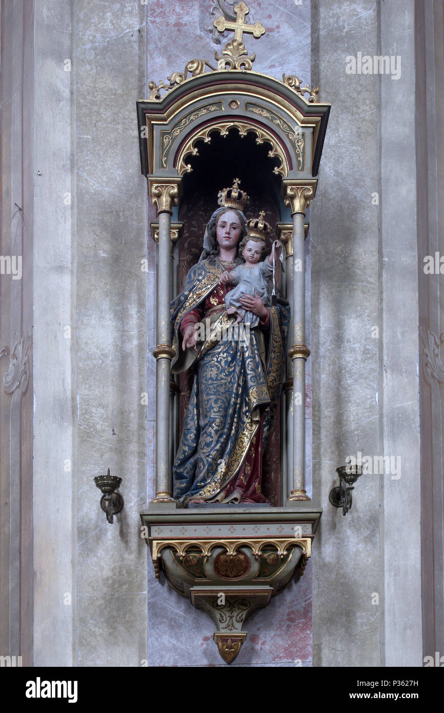 Vergine Maria con il Bambino Gesù, statua nella chiesa parrocchiale di ipotesi di Marija na Muri, Croazia Foto Stock