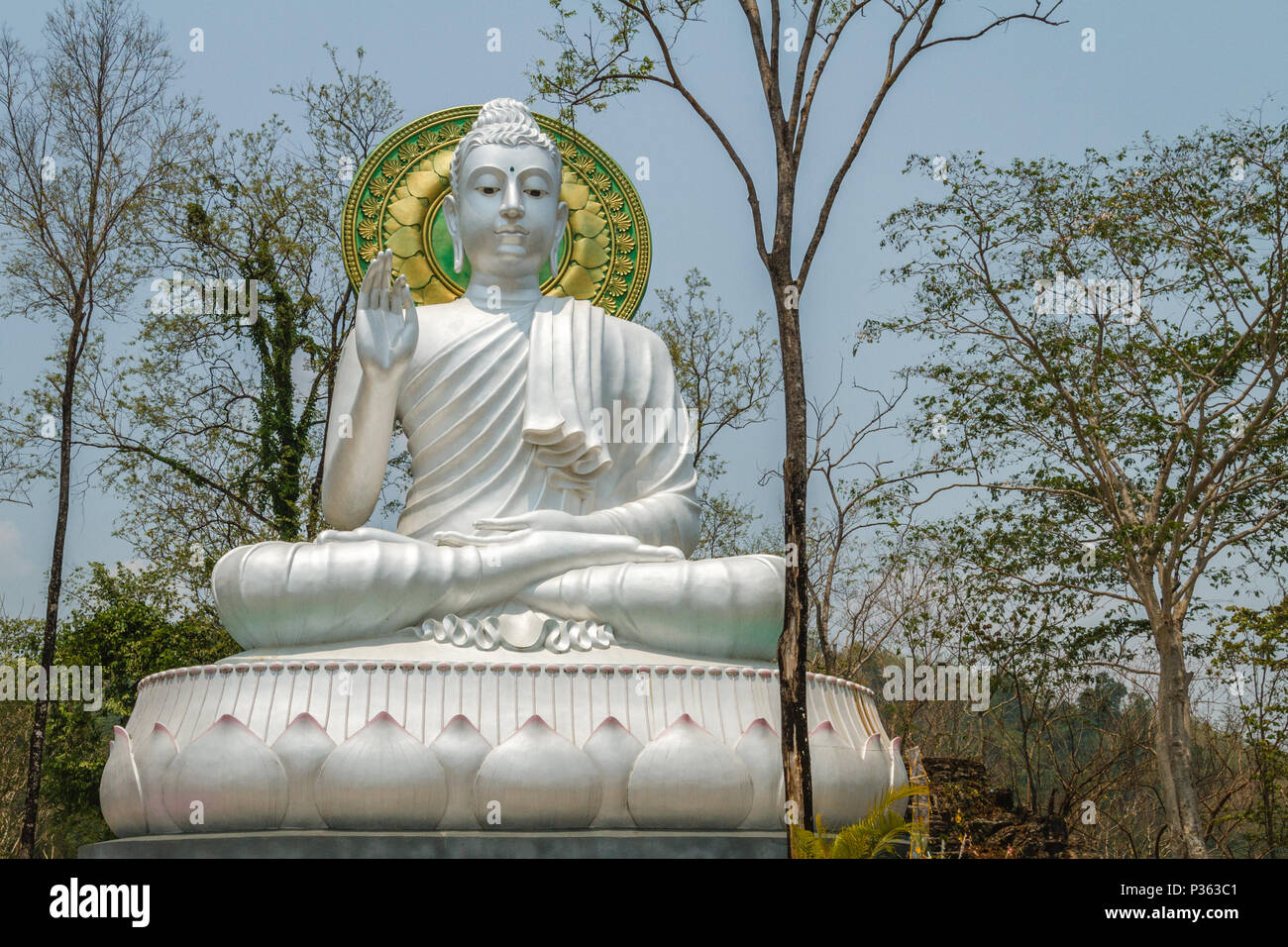Golden Triangle. Vista di una grande statua del Buddha sulla collina di Mae Sai, Thailandia. Foto Stock
