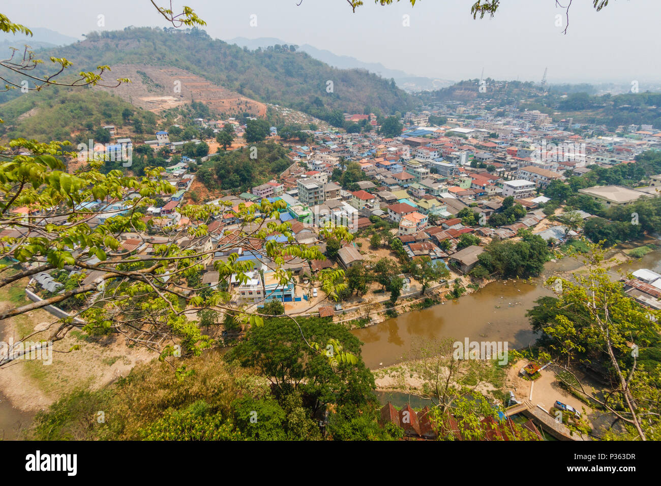 Golden Triangle. Vista dalla collina di Mae Sai, Thailandia della città di confine Tachileik in Myanmar attraverso Mae Sai fiume. Foto Stock