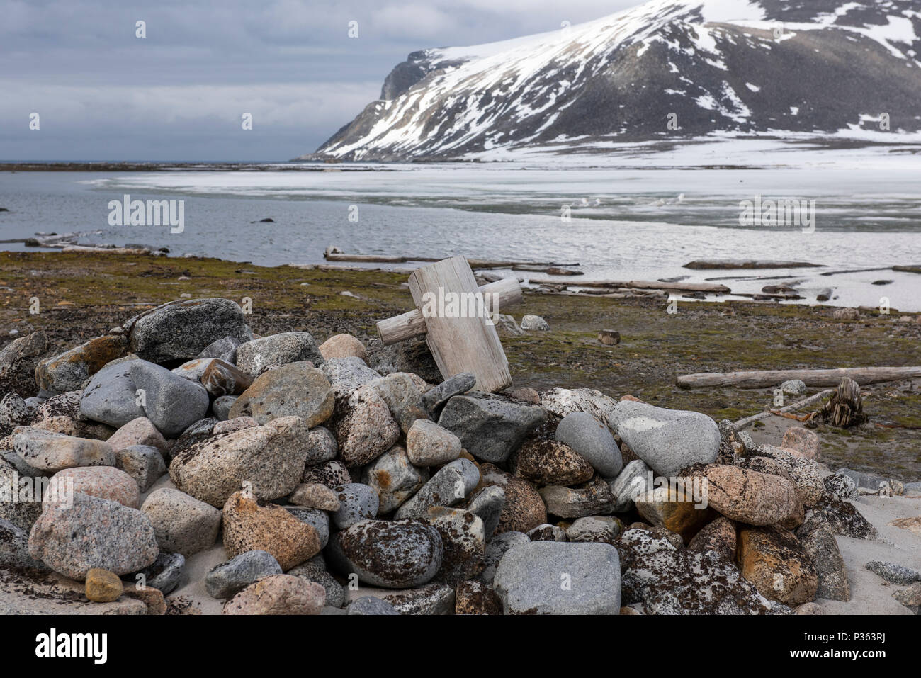 Norvegia Isole Svalbard, Spitsbergen, Amsterdam isola aka Amsterdamoya, Smeerenburg. Rovine della caccia alla balena olandese stazione in uso dal 1614-1655. Foto Stock