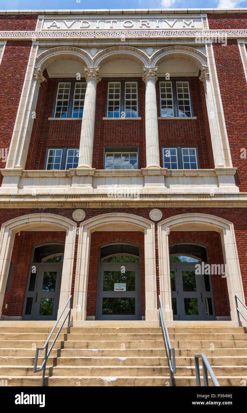 HICKORY, NC, Stati Uniti d'America-7 18 giugno: Il vecchio Claremont Central High School edificio, ora il paese Catawba Arts & Science Center. Foto Stock