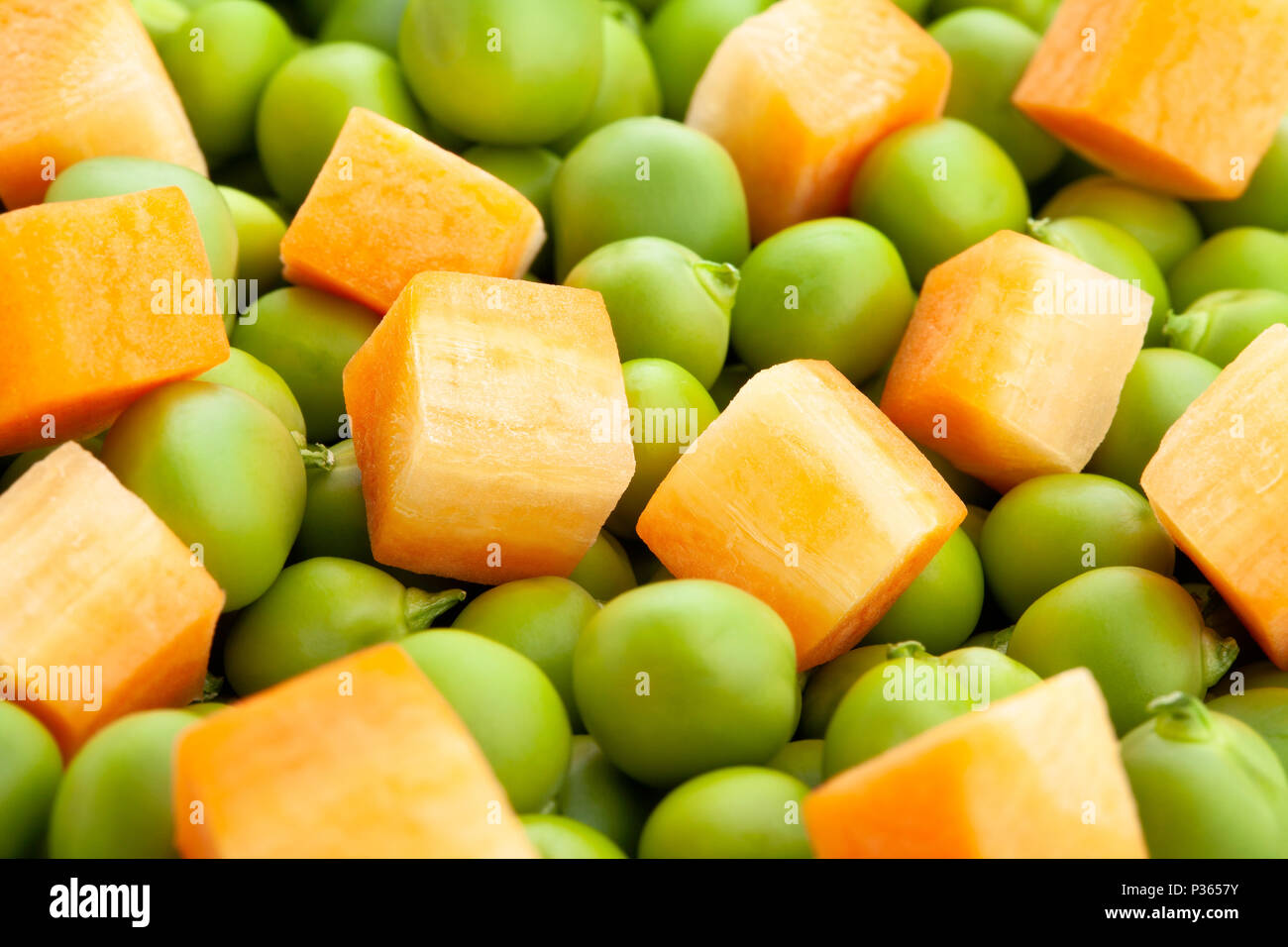 Piselli e carote macro closeup Foto Stock