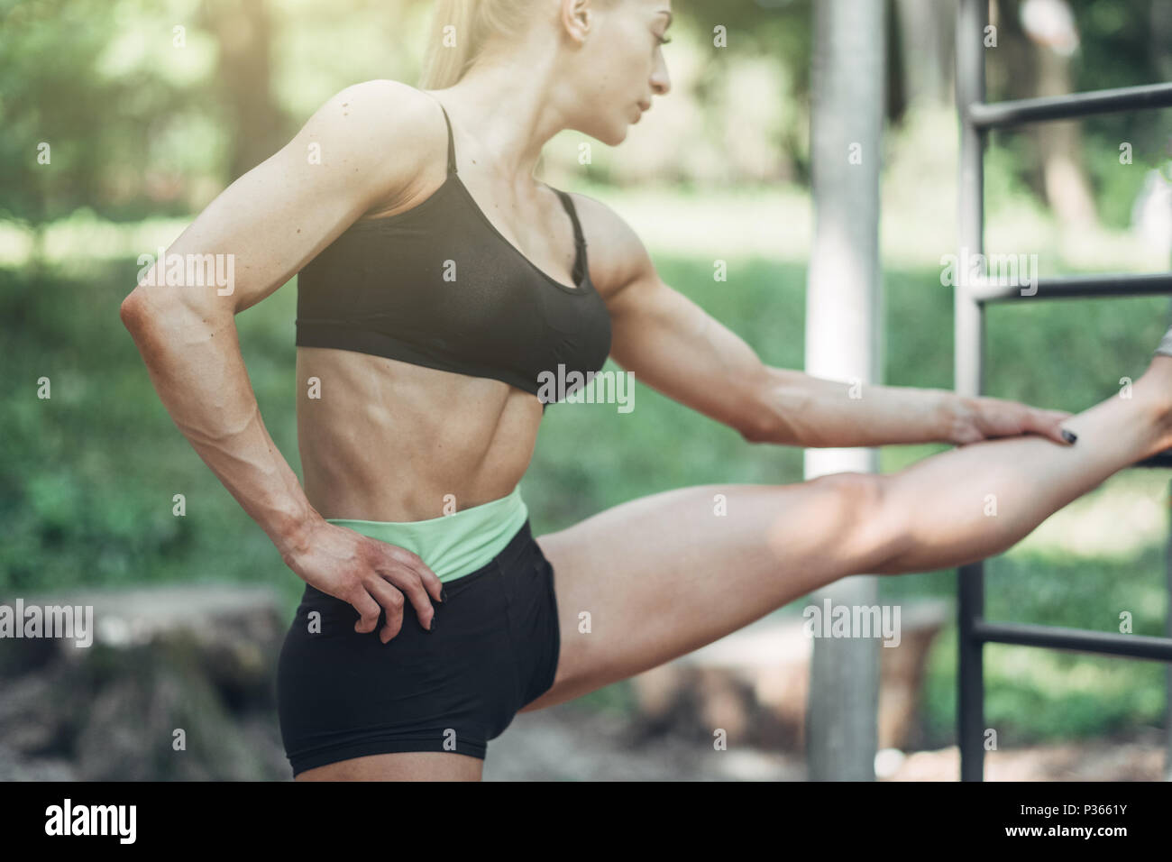 Donna Fitness Training facendo allenamento all'aperto in estate il parco di mattina. Concetto sport uno stile di vita sano. Foto Stock