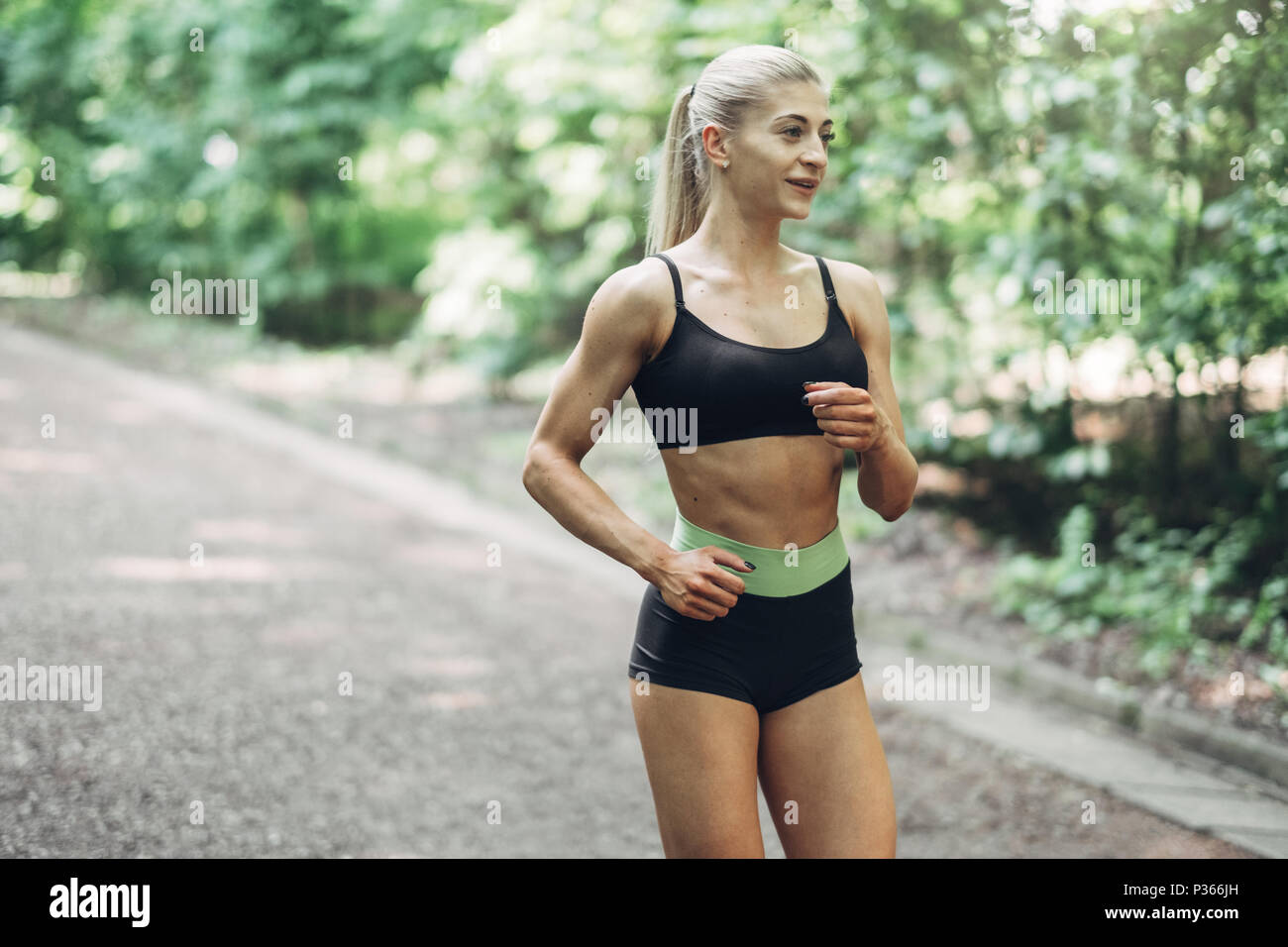 Giovane donna in esecuzione. Montare bella ragazza. Modello di fitness all'aperto. La perdita di peso. Foto Stock