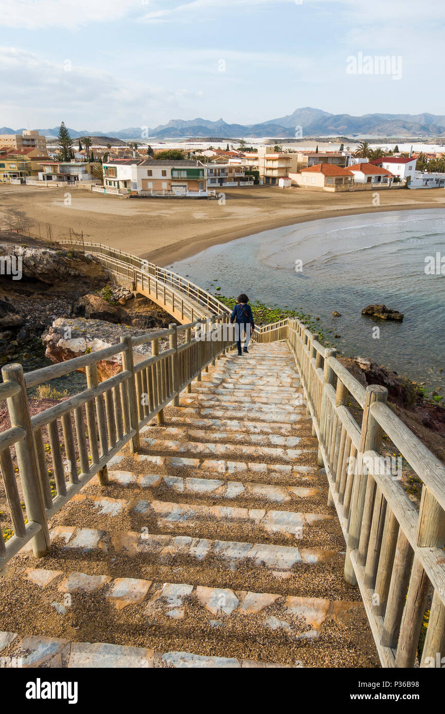 Mirador del Cabezo del Gavilan, scala in legno, spiaggia, Puerto de Mazarrón, Murcia, Costa Calida, Spagna. Foto Stock